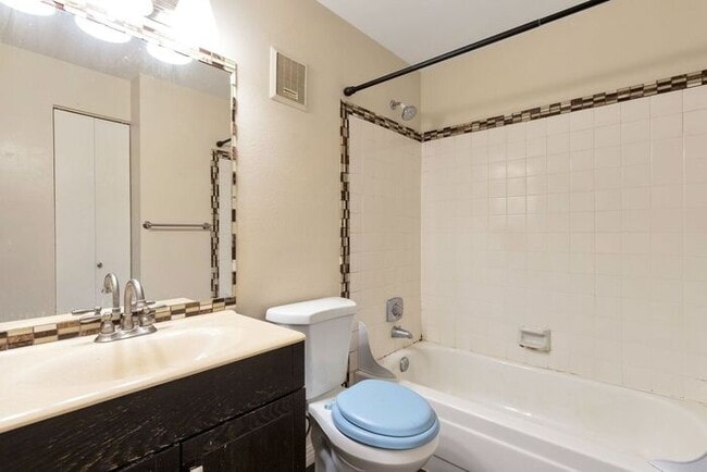 Building Photo - 1BR Condo • Fireplace • Balcony in Aurora