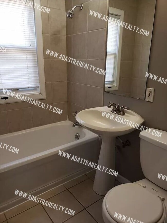 Building Photo - GORGEOUS 3 Bed 2 Bath House in Merriam-Com...