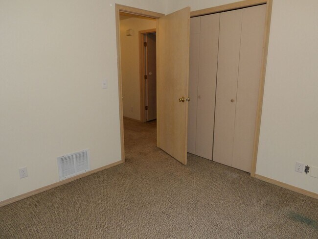 Building Photo - Home in CDA Place!
