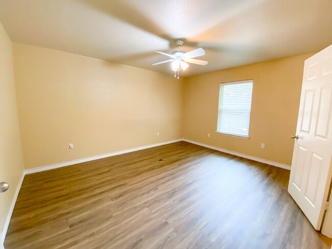 Building Photo - Spacious 3 Bedroom Duplex in Cooper!