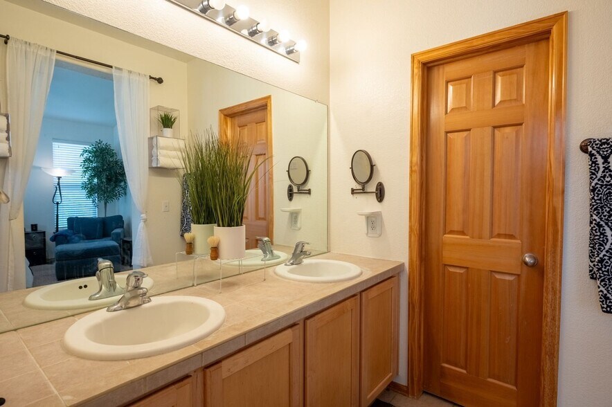 Building Photo - 144 N Duquesne St