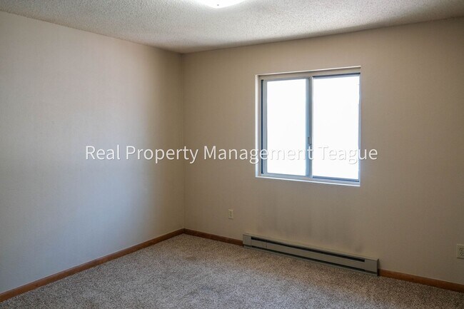 Building Photo - 32B Pine Ln