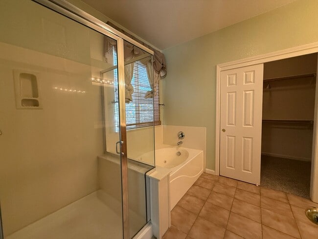 Building Photo - Single-story 3 bedroom, 2 bathroom, plus o...