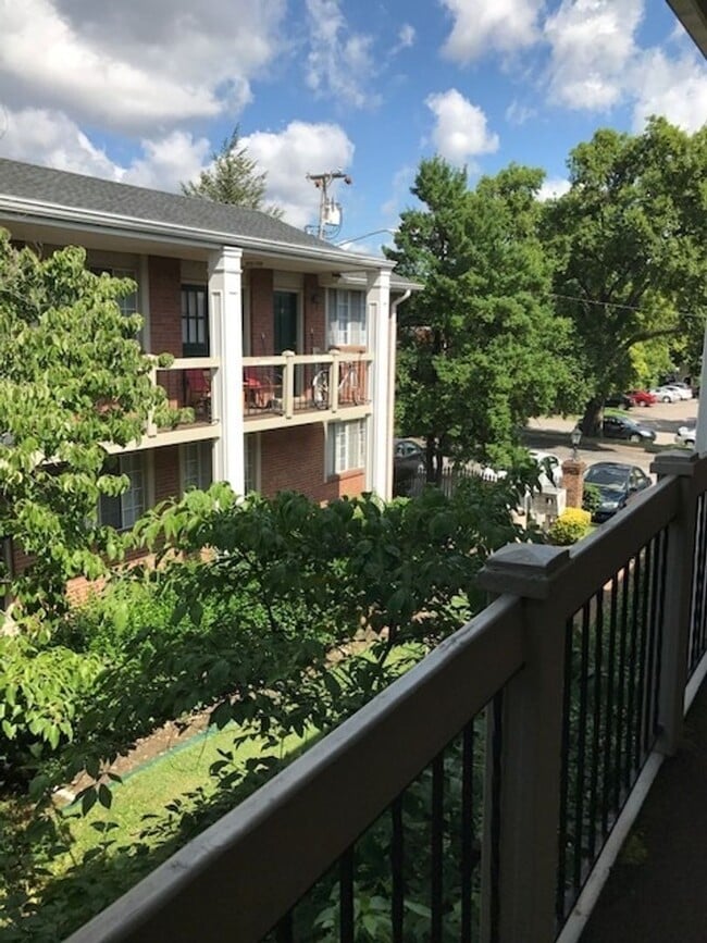 Building Photo - 1-Bedroom Apartment in Hillsboro West End – Utilities Included