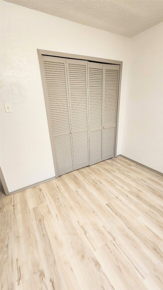 Building Photo - 22422 Deville Dr