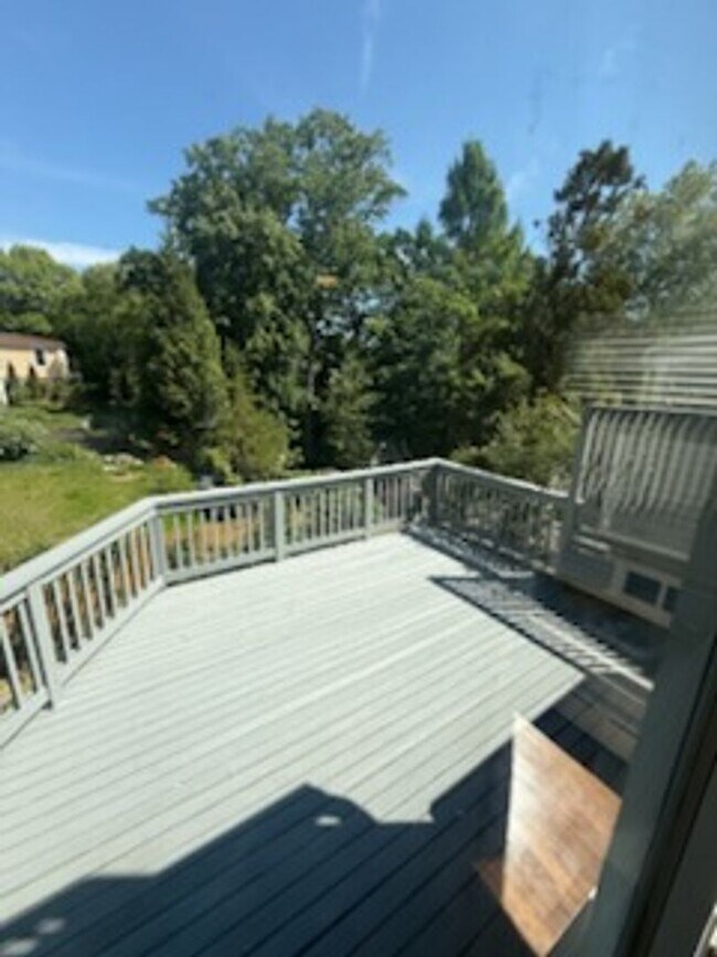 Building Photo - *DREAM LOCATION* 6BR Completely Renovated Duplex