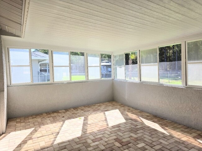 Building Photo - 2 bedroom, 1.5 bath home with 1 car garage