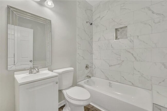 Building Photo - Live Near It All! 3 Bedroom Home in Midtown Savannah