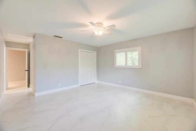 Building Photo - 2603 NE 35th St