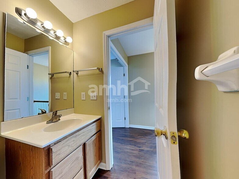 Building Photo - 4695 Woodfield Dr