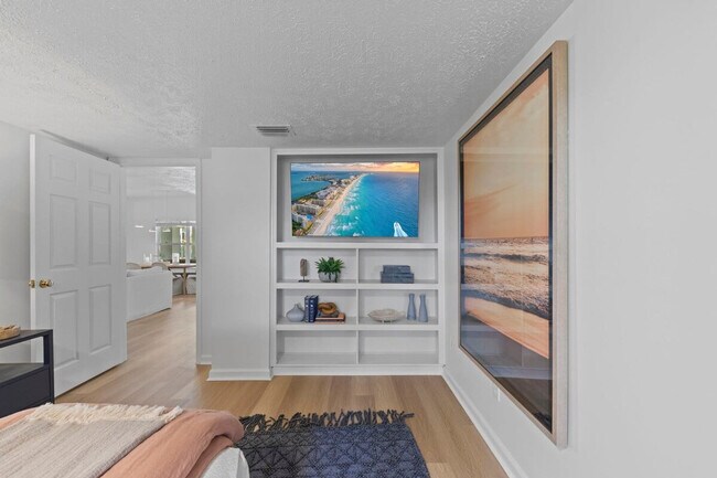 Building Photo - 169 Pompano St