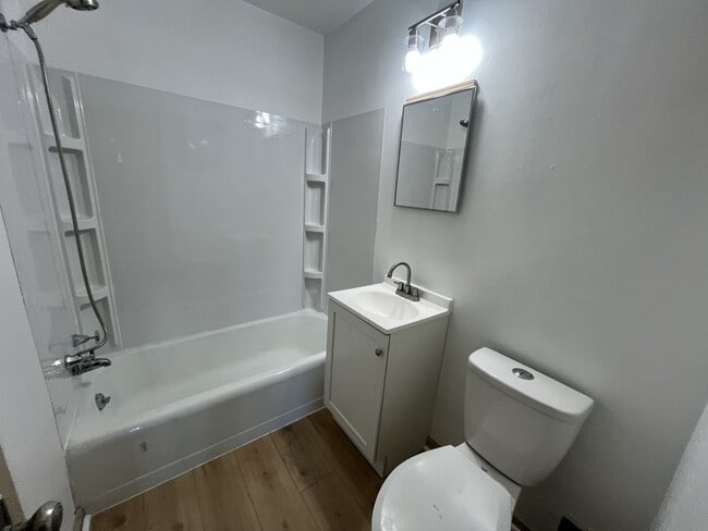 Building Photo - 412-412 N Lake St