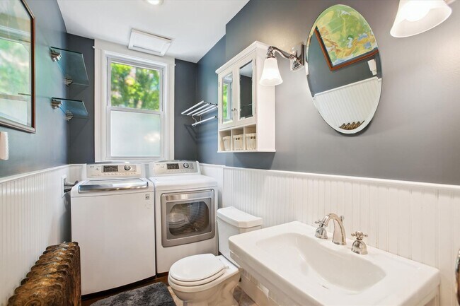Building Photo - Stunning 3BR+, 3.5BA Capitol Hill Home wit...