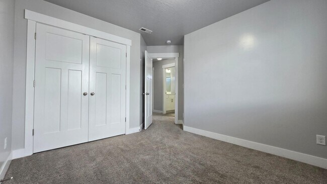 Building Photo - 4933 W Pillar Dr