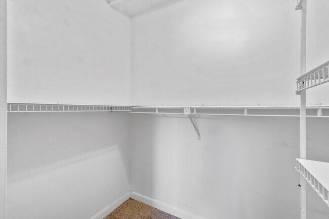 Building Photo - 6736 Palmetto Cir S