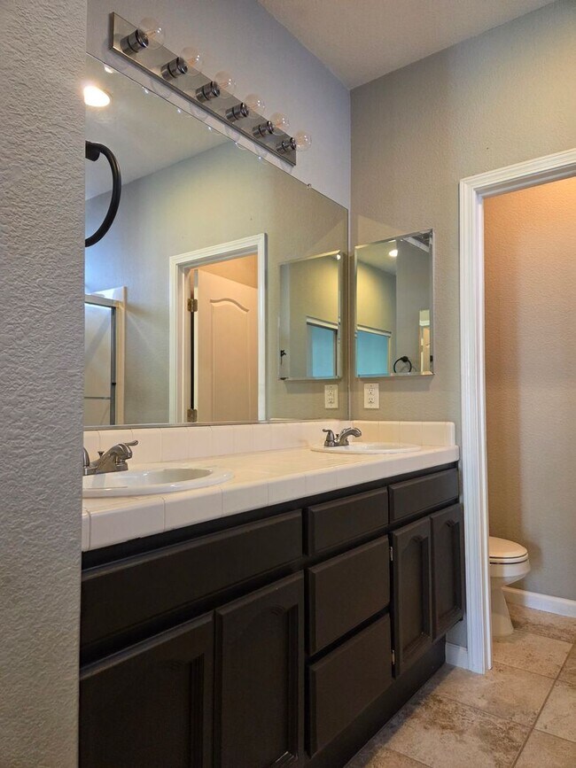 Building Photo - Broadstone - 3bdrm, 2 bath - Close to Shopping, Park & Schools!