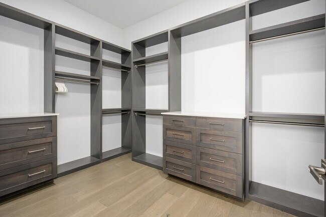 Building Photo - 8742 E Woodley Way