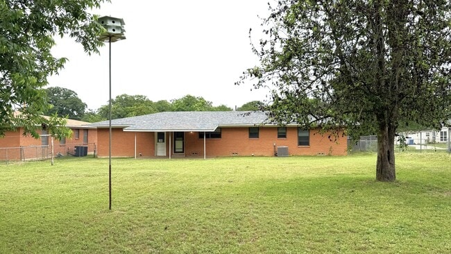 Building Photo - 1805 Waterloo Ave