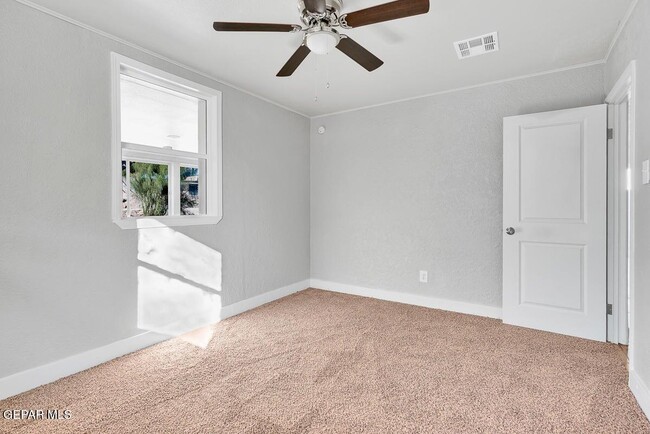 Building Photo - 5205 Yandell Dr