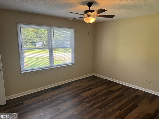 Building Photo - 98 Pineview Dr