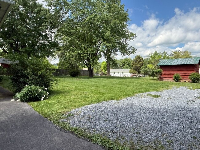 Building Photo - Beautiful 3 bedroom- North Johnson City & Town Acres school district!