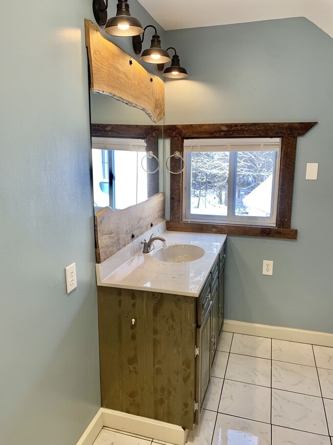 Building Photo - 855 Mann Hill Rd