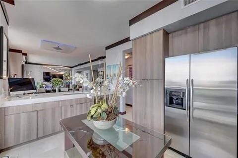 Building Photo - 347 N New River Dr E