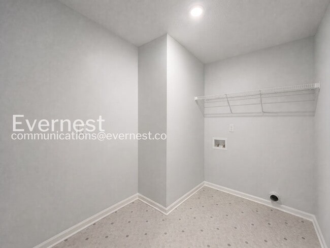 Building Photo - 3 Bed/3 Bath Townhome with Garage / Available Now!