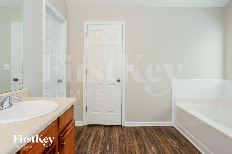 Building Photo - 2692 S Hills