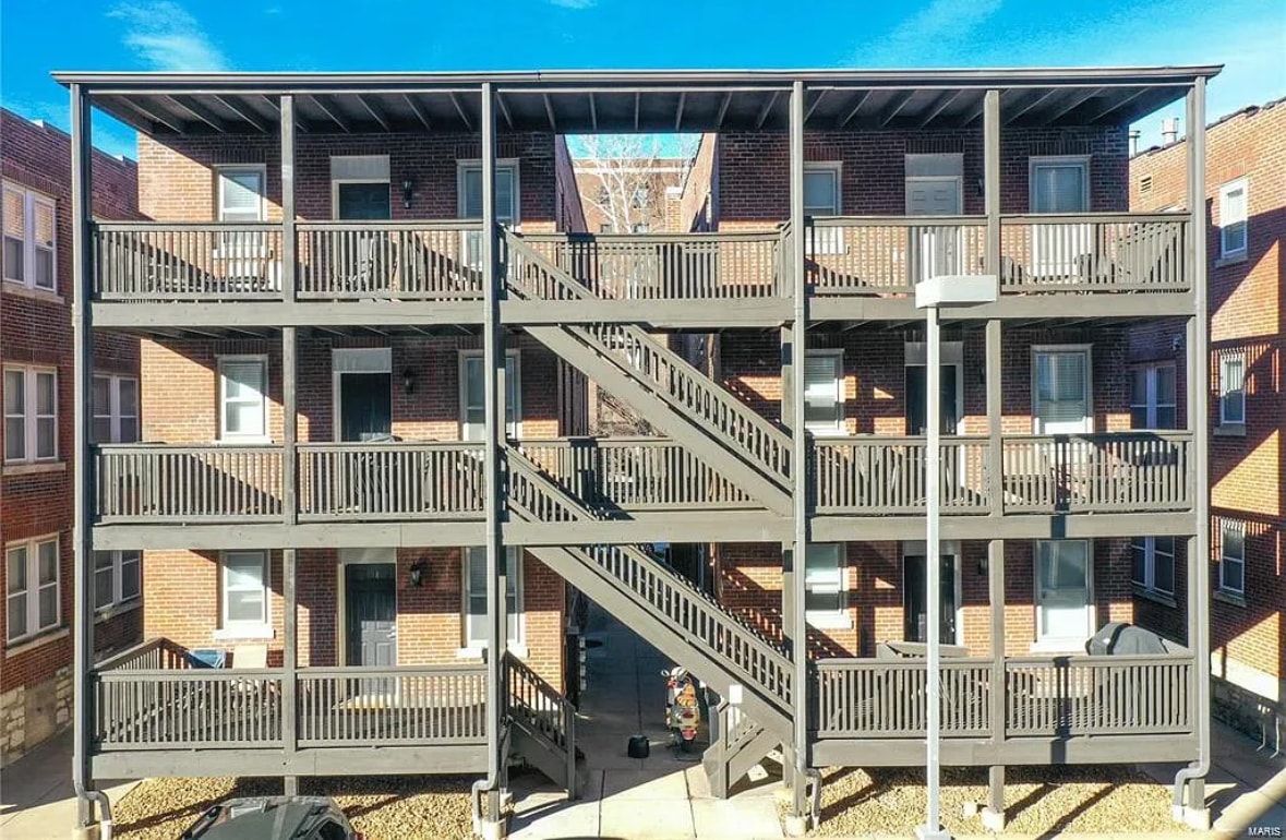 Rear view of decks - 5350 Pershing Ave