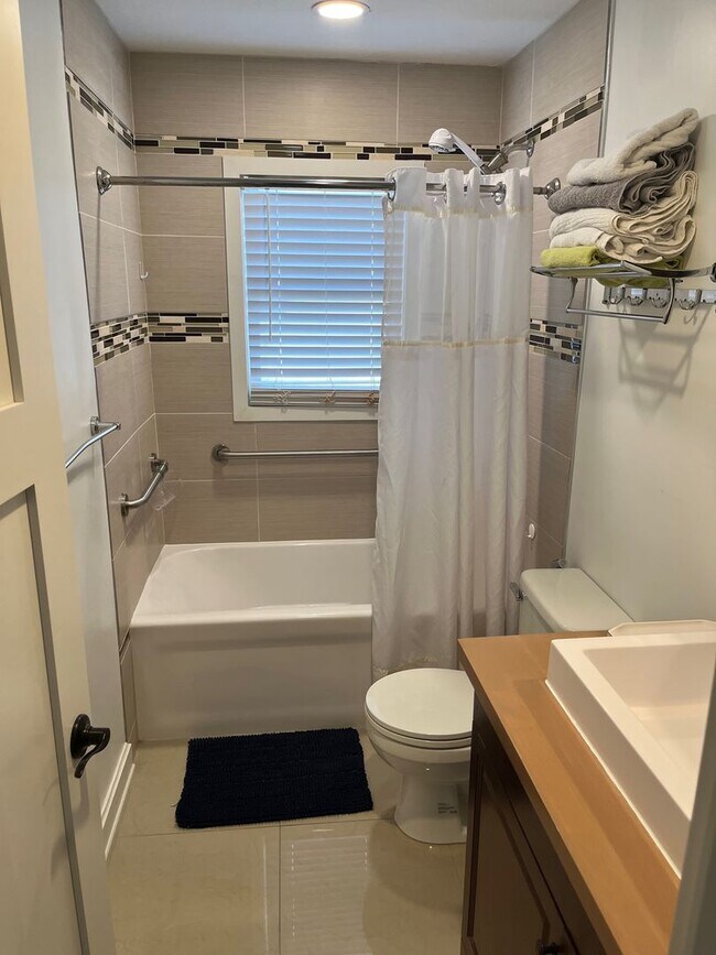 Building Photo - Three Pearls