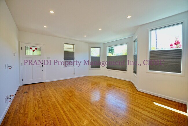 Building Photo - Available now!  3 Bedroom Gerstle Park home