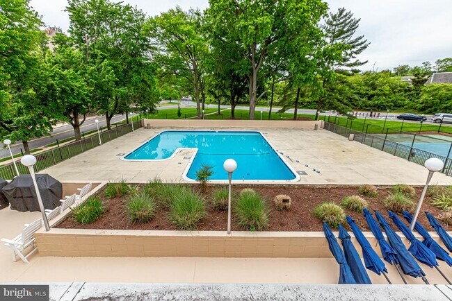 Building Photo - 1300 Army Navy Dr