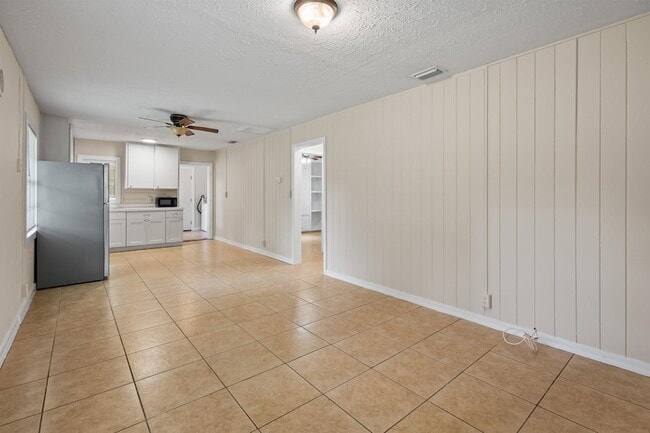 Building Photo - 347 Lena St