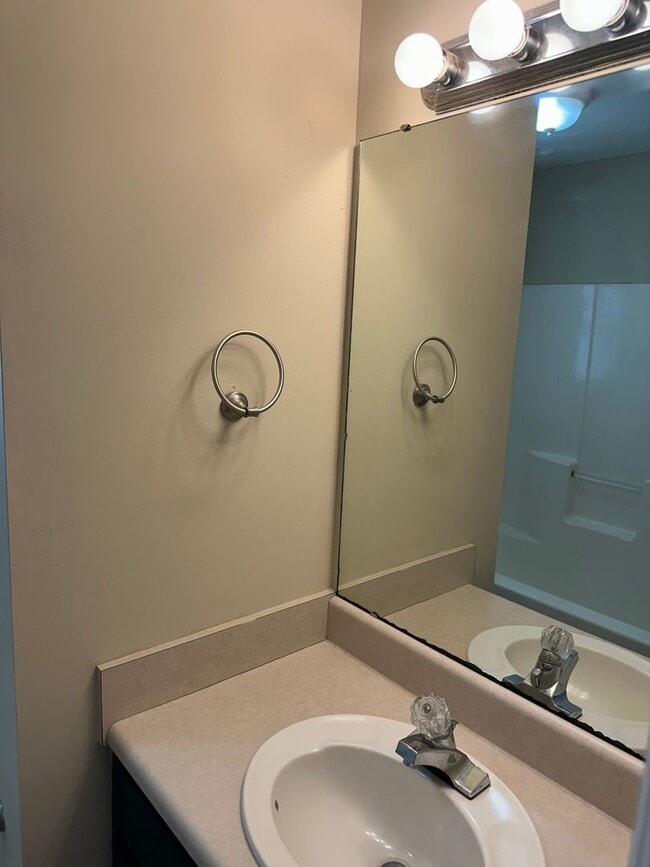 Building Photo - 3 Bed 2 Bath