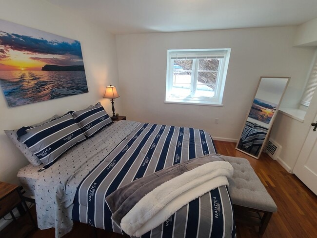 Building Photo - Charming 2 Bed 1 bath "fully furnished mon...