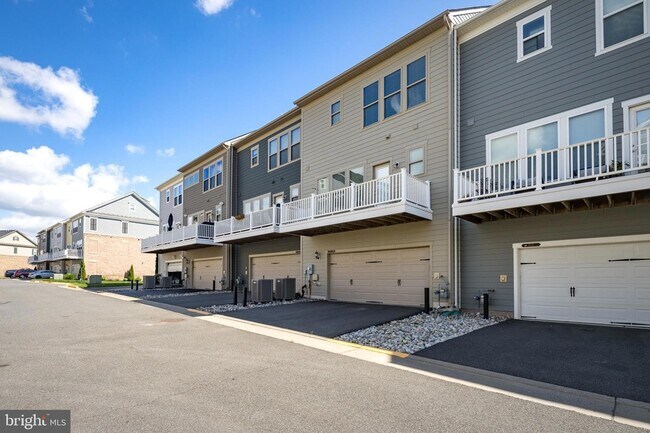 Building Photo - 1705 Cottonwood Grove Rd