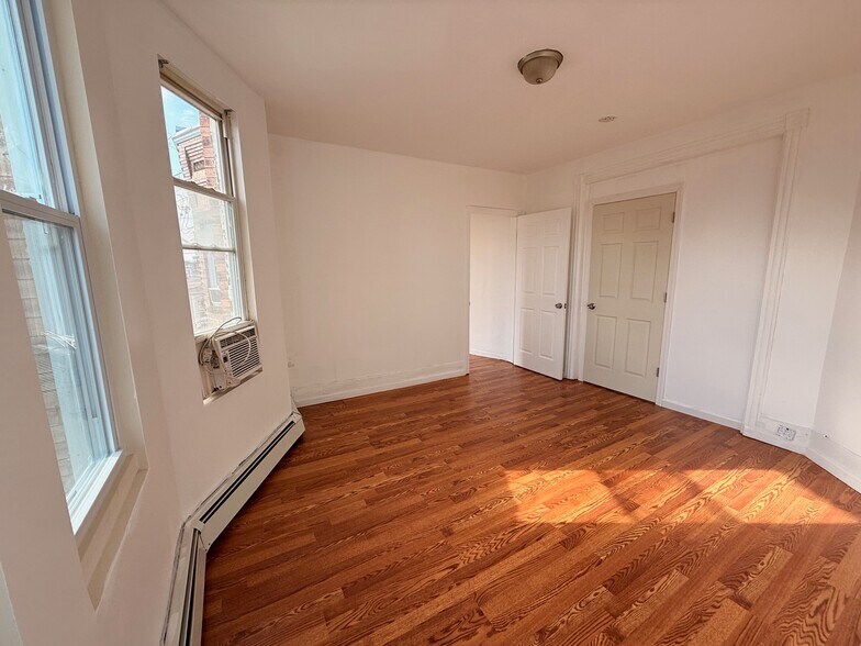 Building Photo - 35 W 47th St