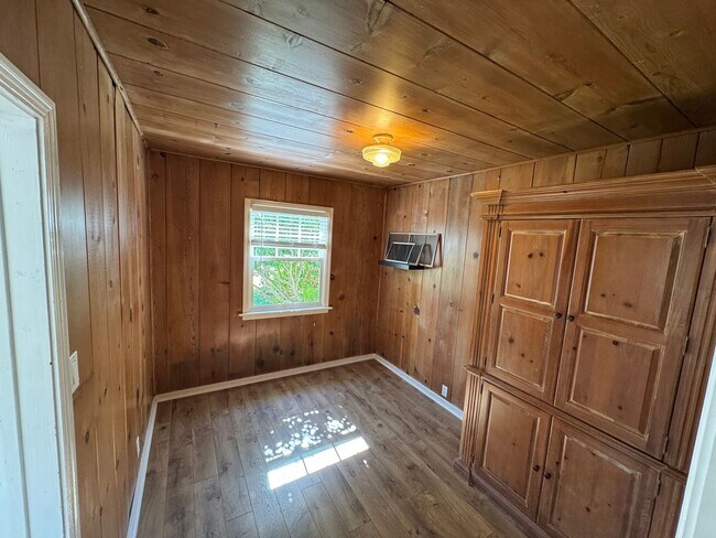 Building Photo - Sweet Seabright 1 bedroom