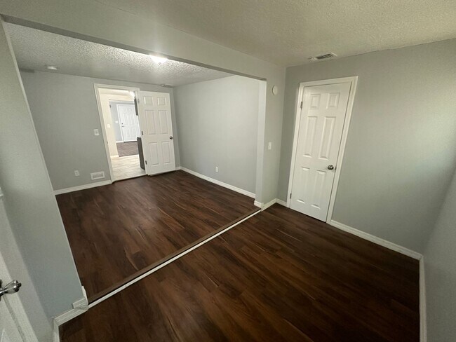 Building Photo - **Move in Ready** 3/2 Single Family home