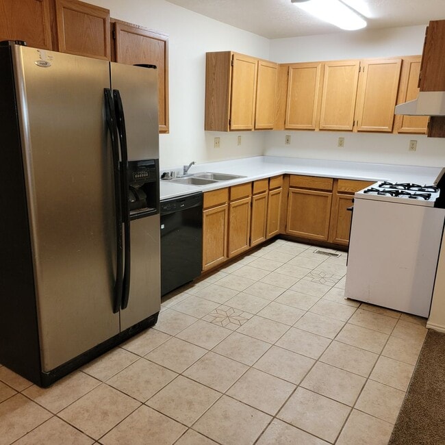 Building Photo - 3 Bedroom 2 Bathroom Duplex