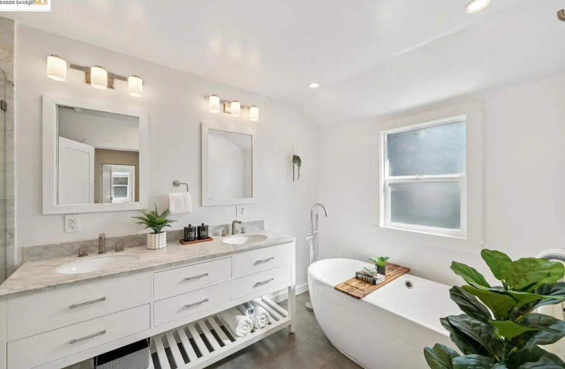 Building Photo - 2419 Webster St