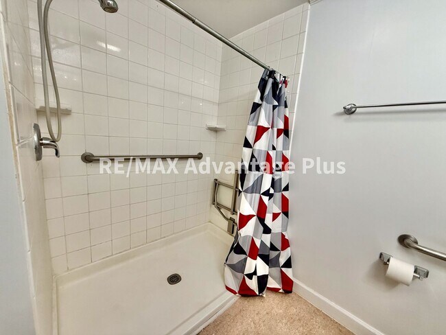 Building Photo - Very Spacious Home with 2 beds/2 baths and a bonus room, close to Charlotte Courthouse