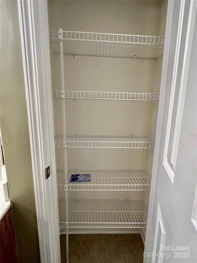 Building Photo - 1913 Thorn Crest Dr