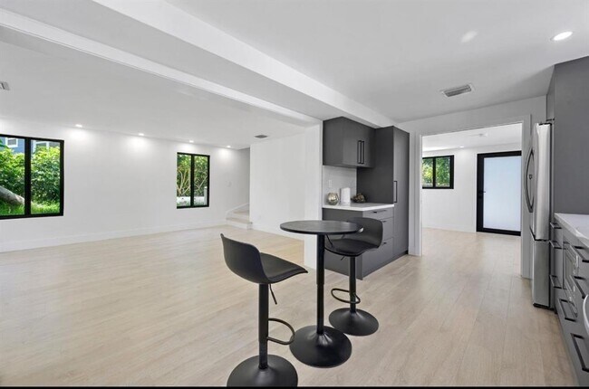 Building Photo - 823 33rd St
