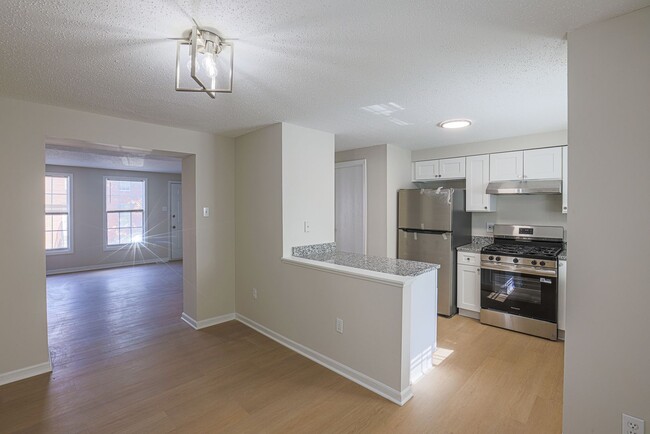Building Photo - JUST RENOVATED Huge 3 bedroom 3 bathroom t...