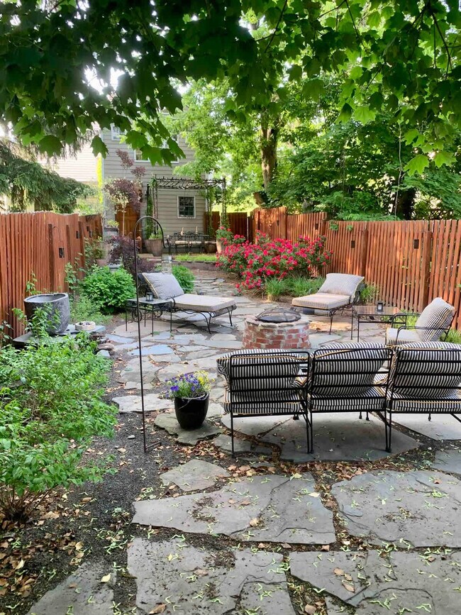 Building Photo - 15 Ferry St