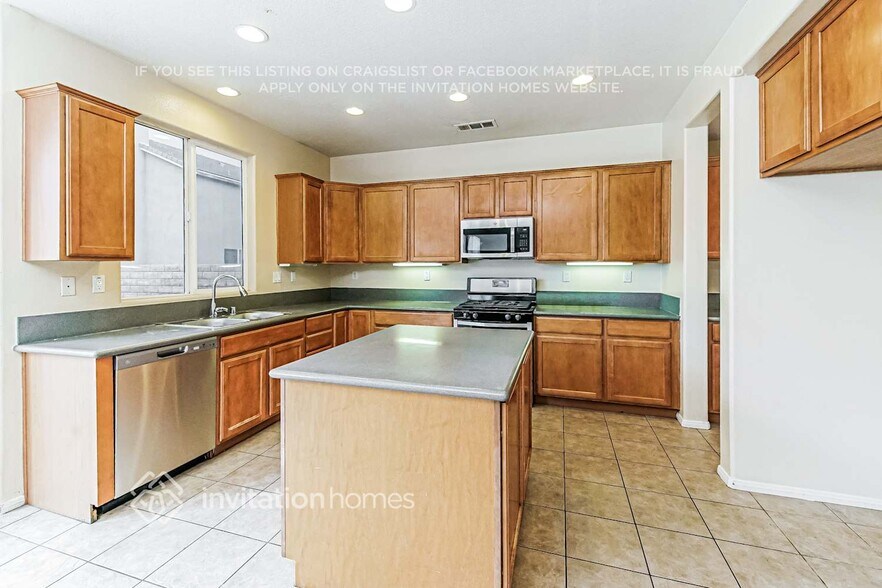 Building Photo - 44824 Lotus Ct
