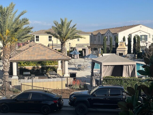 Building Photo - Spacious 3 bedroom, 3-bathroom condo for rent