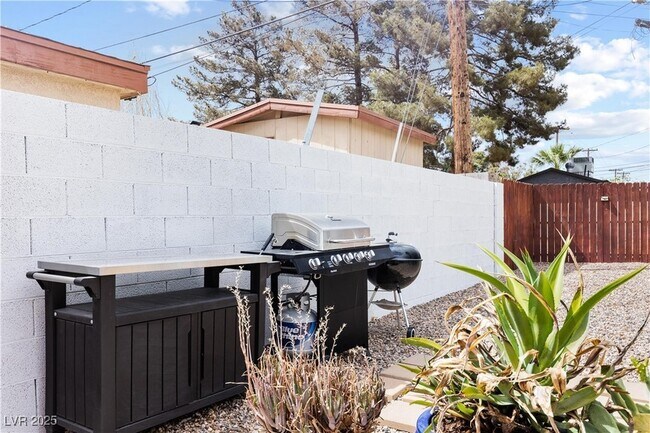 Building Photo - 1013 Francis Ave